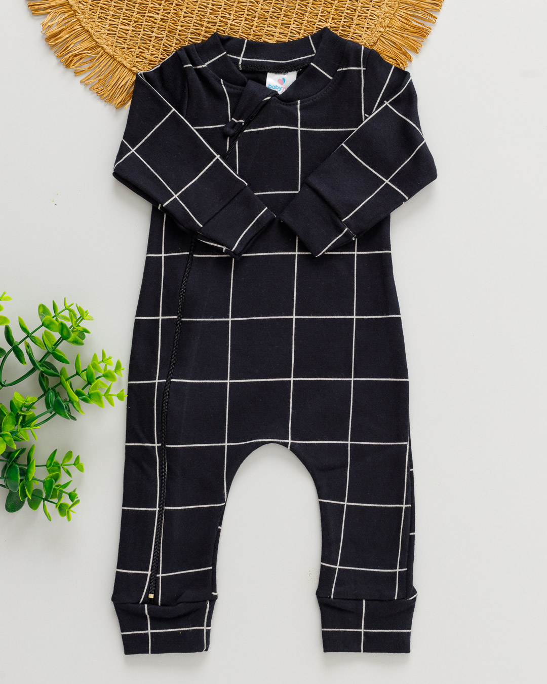 Macacão em destaque na vitrine da Mini Encanto