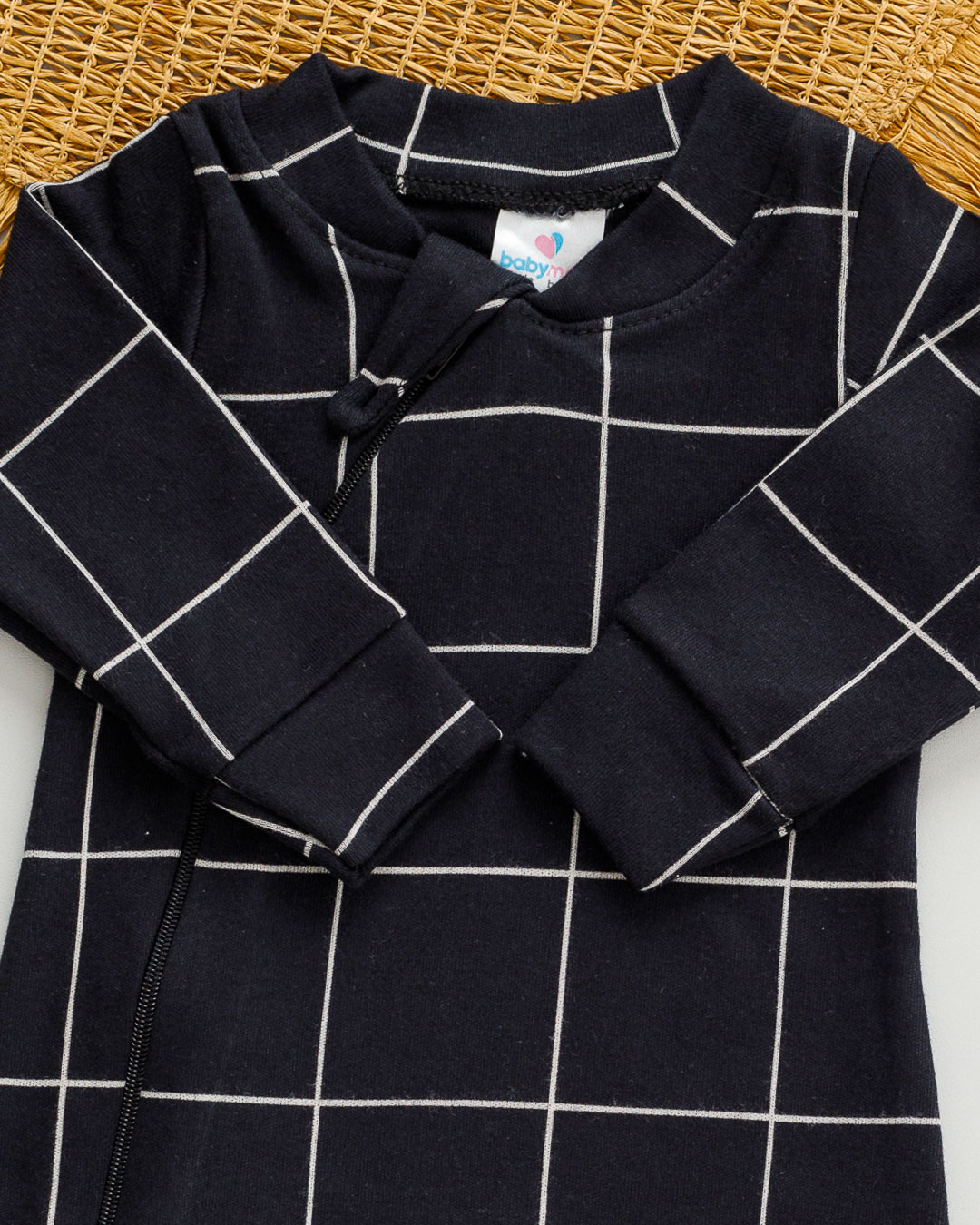 Outro ângulo do macacão quadriculado preto com bege