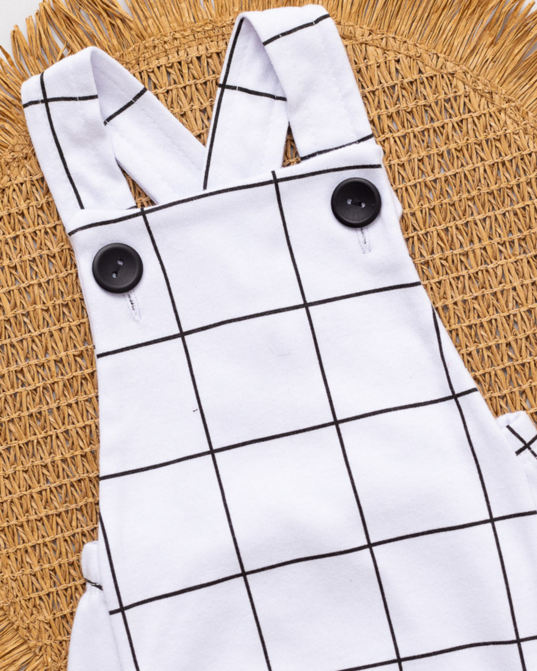 Outra imagem da jardineira romper em suedine quadriculado