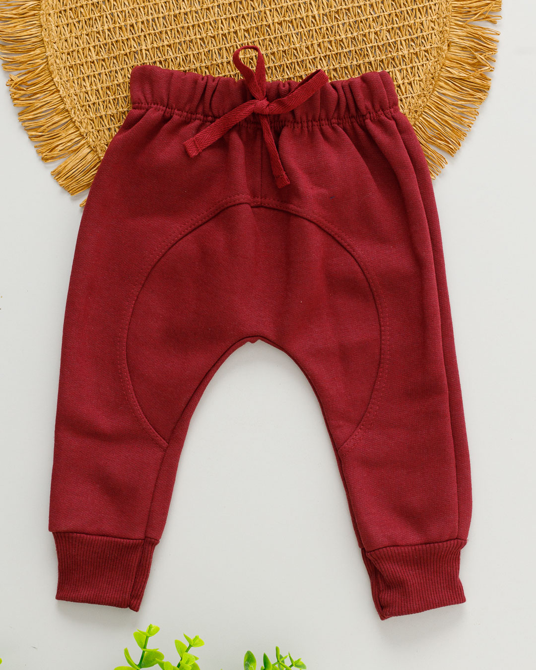 Calça saruel bebê em moletom peluciado bordô em destaque
