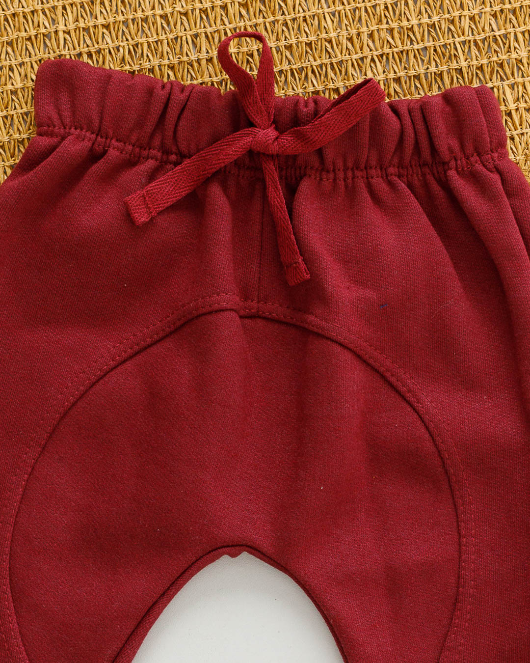 Outra imagem da calça saruel bebê em moletom peluciado bordô