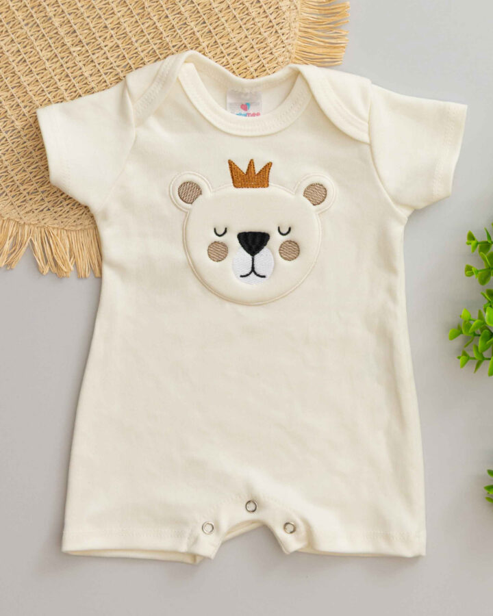 Macacão romper com bordado de ursinho em destaque