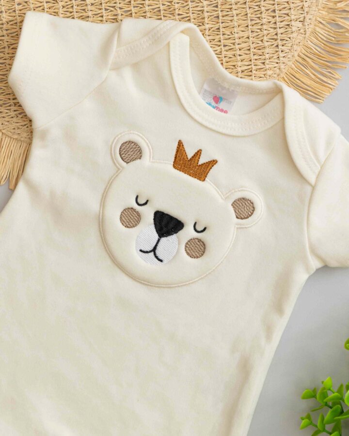Outra imagem do macacão romper com bordado de ursinho