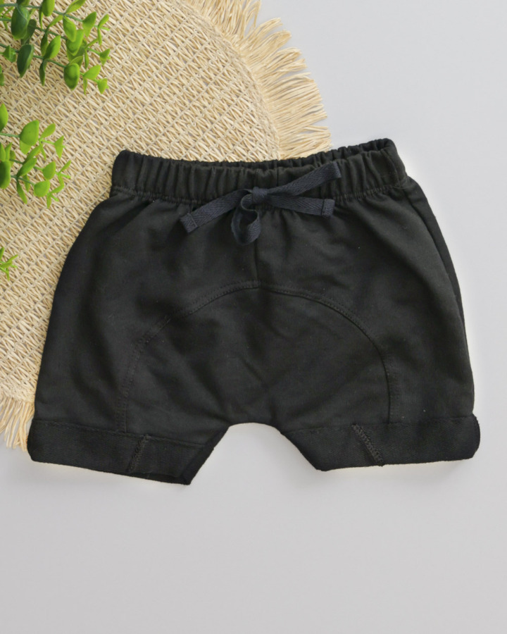 Bermuda saruel preta em destaque