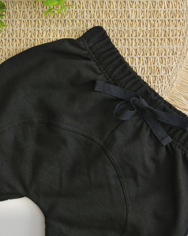 Outra imagem da bermuda saruel preta